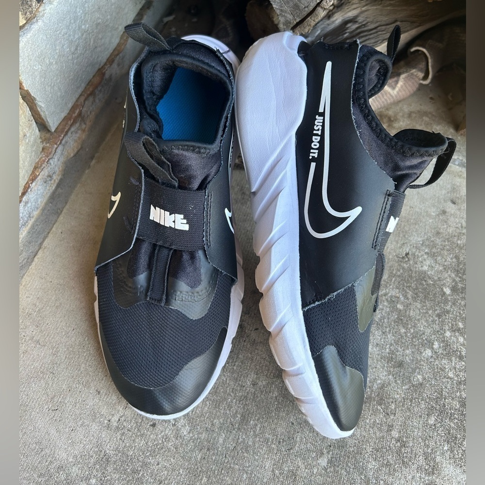 Nike Flex Runner2 lace free unisex black & white lightweight Sneakers Sz-7y. G